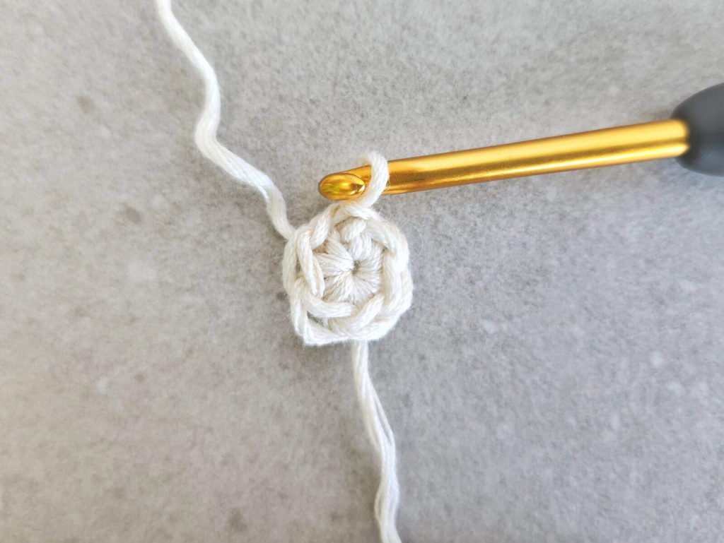 how to crochet for beginners - making a circle