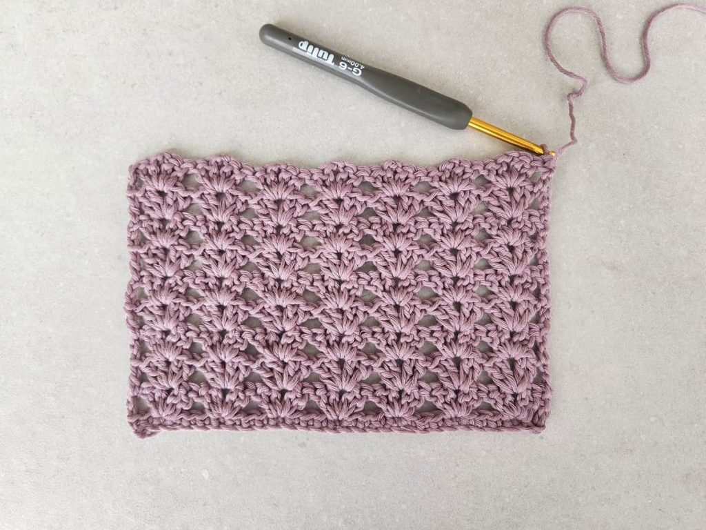 this is a photo double v crochet stitch tutorial made by gootie