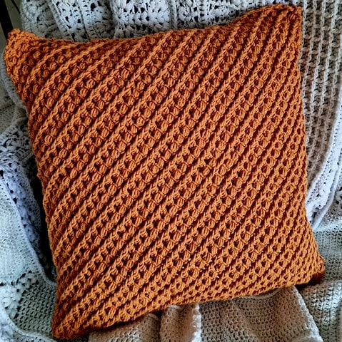 braided cushion crochet pattern - Tania