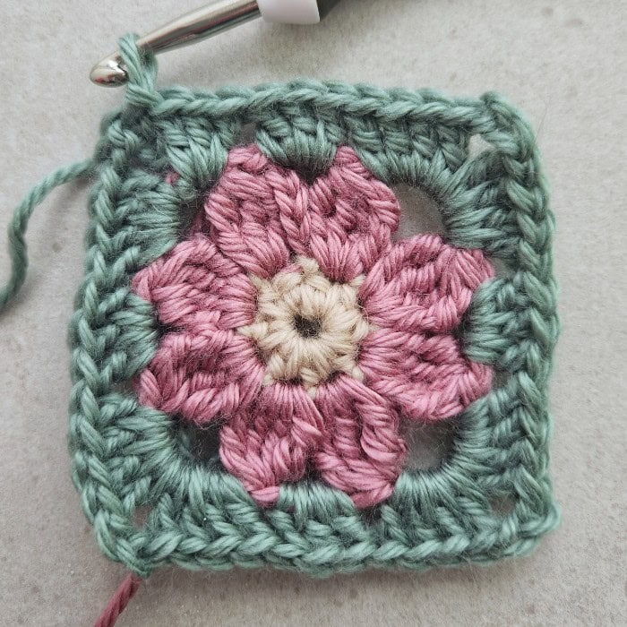 easy flower granny square pattern made by gootie