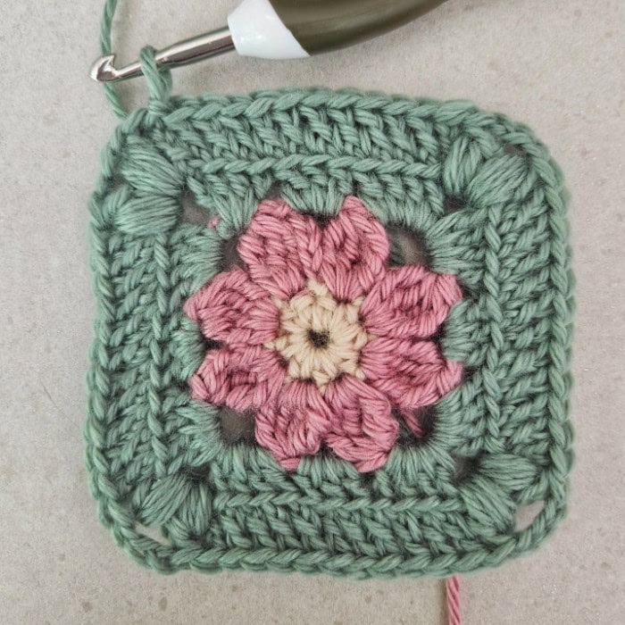 retro daisy granny square pattern made by gootie