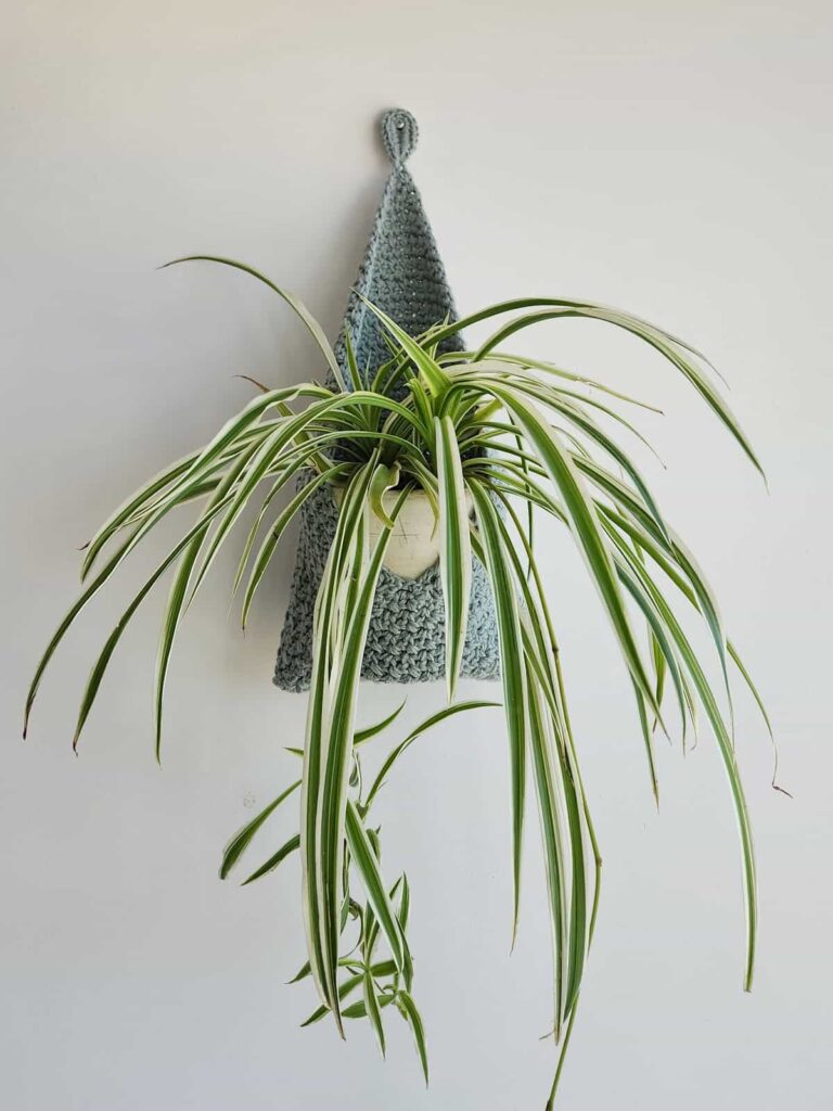 beginner friendly crochet plant hanger pattern made by gootie