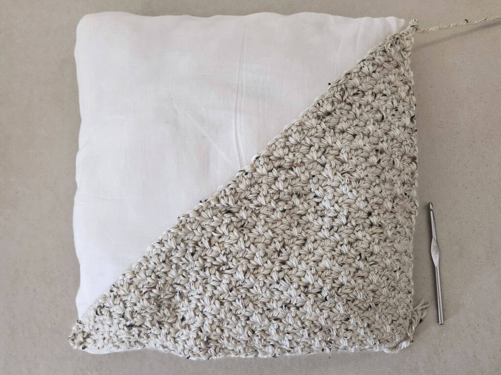 easy crochet pillow pattern made by gootie